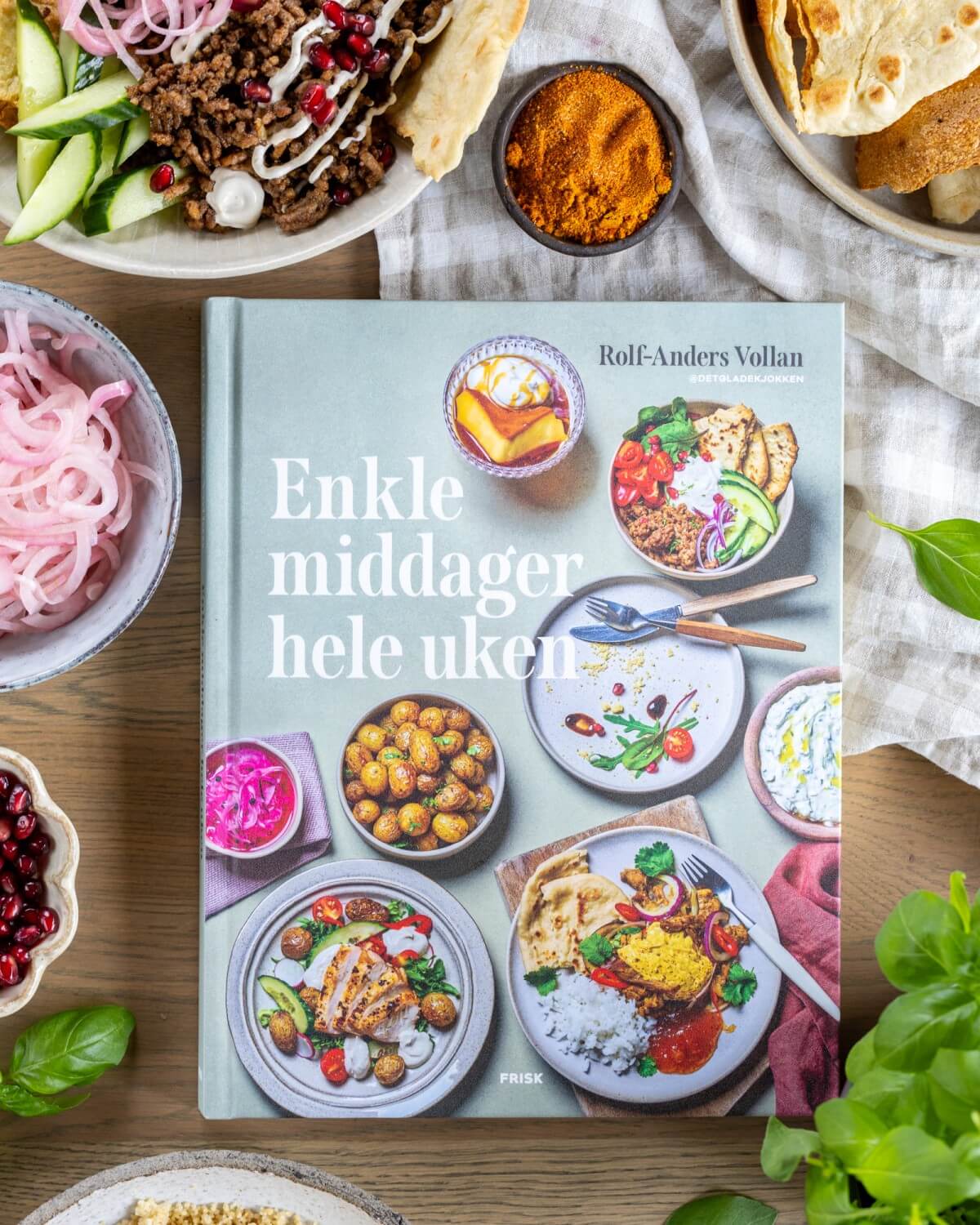 Kokeboken Enkle middager hele uken på et bord